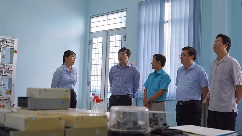 Đồng chí Lê Quốc Phong tham quan Trung tâm Kiểm định và Kiểm nghiệm Đồng Tháp. (Ảnh: HỮU NGHĨA)
