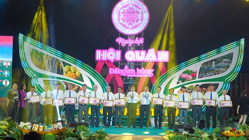 Lãnh đạo tỉnh trao phần thưởng tuyên dương cho các tập thể, cá nhân. (Ảnh: HỮU NGHĨA)