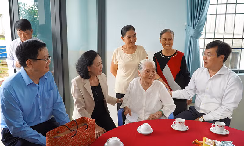 Đồng chí Trương Thị Mai và đoàn công tác thăm Mẹ Việt Nam Anh hùng Hồ Thị Phước.