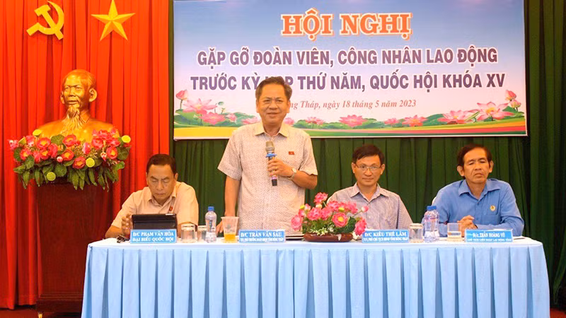 Phó trưởng Đoàn đại biểu Quốc hội tỉnh Đồng Tháp Trần Văn Sáu phát biểu tại buổi gặp gỡ đoàn viên, công nhân lao động. (Ảnh: DƯƠNG ÚT)
