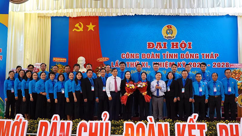 Lãnh đạo tỉnh chúc mừng Ban Chấp hành Liên đoàn Lao động tỉnh nhiệm kỳ 2023-2028. (Ảnh: HỮU NGHĨA)