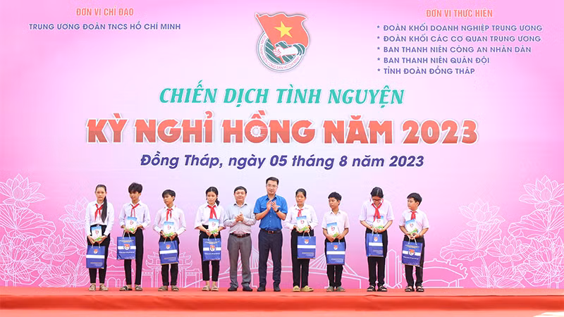 Bí thư Trung ương Đoàn Nguyễn Tường Lâm và Phó Bí thư Thường trực Tỉnh ủy Phan Văn Thắng trao học bổng và quà cho học sinh.