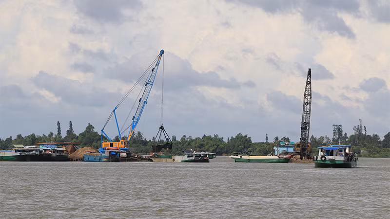 Khai thác cát trên sông Tiền (thuộc thành phố Cao Lãnh, tỉnh Đồng Tháp).