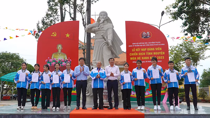 Bí thư Tỉnh ủy Đồng Tháp cùng lãnh đạo nhà trường, lãnh đạo huyện Thanh Bình trao Quyết định kết nạp Đảng cho sinh viên Trường đại học Công nghệ Thành phố Hồ Chí Minh.
