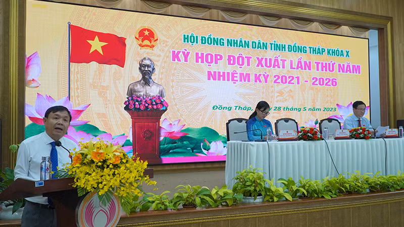 Phó Bí thư Thường trực Tỉnh ủy, Chủ tịch Hội đồng nhân dân tỉnh Đồng Tháp Phan Văn Thắng phát biểu khai mạc kỳ họp.