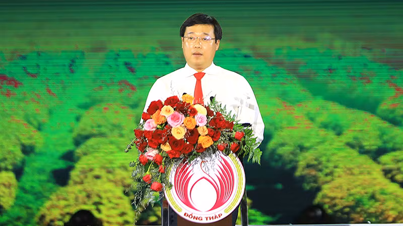 Bí thư Tỉnh ủy Đồng Tháp Lê Quốc Phong phát biểu khai mạc Festival Hoa-kiểng Sa Đéc. Bí thư Tỉnh ủy Đồng Tháp Lê Quốc Phong phát biểu khai mạc Festival Hoa-kiểng Sa Đéc.