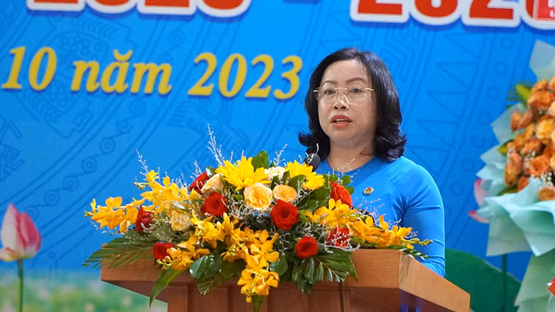 Phó Chủ tịch Tổng Liên đoàn Lao động Việt Nam Thái Thu Xương phát biểu tại đại hội. (Ảnh: HỮU NGHĨA)