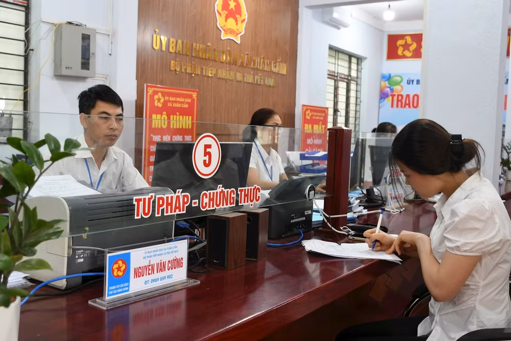 Người dân đến Ủy ban nhân dân xã Xuân Cẩm, huyện Hiệp Hòa (Bắc Giang) thực hiện thủ tục hành chính. Ảnh: VĂN HỌC