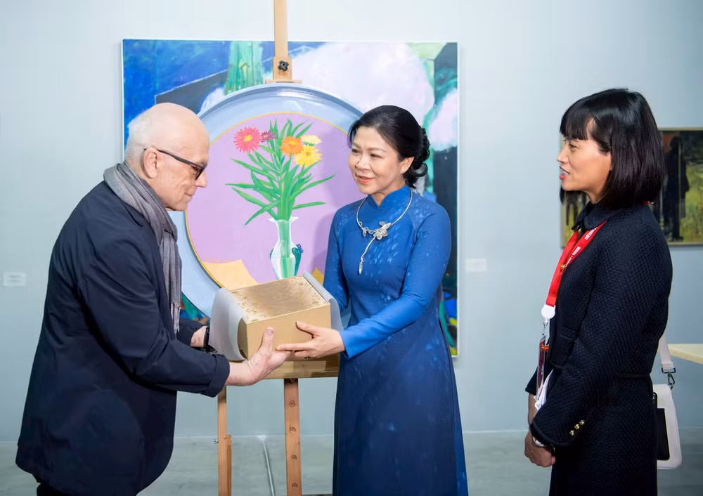 Phu nhân Ngô Phương Ly am hiểu và tâm huyết với hội họa đương đại Việt Nam. Ảnh: Nguyễn Hồng