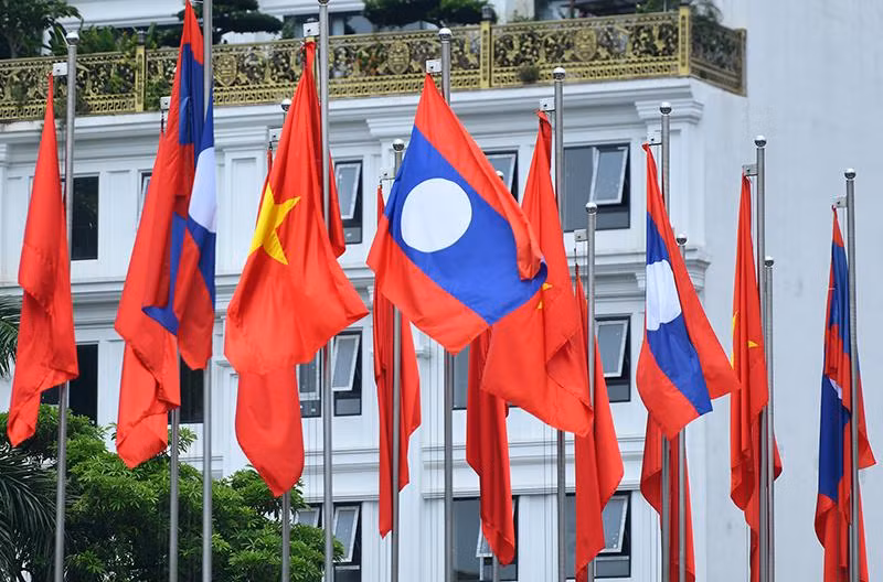 Tình hữu nghị Việt Nam-Lào đời đời bền vững. (Ảnh: ĐĂNG KHOA)
