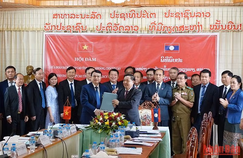 Đoàn đại biểu cấp cao tỉnh Sơn La-Xieng Khouang ký biên bản thỏa thuận hợp tác.