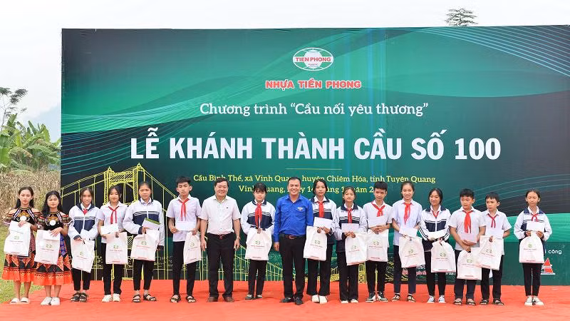 Trao quà cho học sinh vượt khó học giỏi.