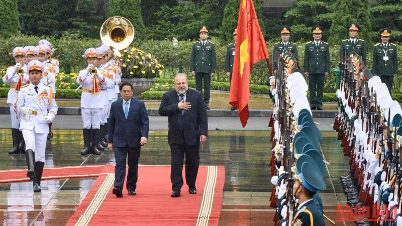 Thủ tướng Phạm Minh Chính và Thủ tướng nước Cộng hòa Cuba Manuel Marrero Cruz duyệt đội danh dự Quân đội nhân dân Việt Nam. (Ảnh: Trần Hải)