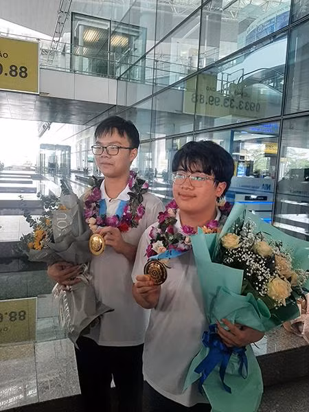 Hai học sinh: Ngô Quý Đăng và Phạm Việt Hưng, Trường THPT chuyên Khoa học Tự nhiên, thuộc Trường đại học Khoa học Tự nhiên (Đại học Quốc gia Hà Nội) đoạt Huy chương Vàng. Hai học sinh: Ngô Quý Đăng và Phạm Việt Hưng, Trường THPT chuyên Khoa học Tự nhiên, thuộc Trường đại học Khoa học Tự nhiên (Đại học Quốc gia Hà Nội) đoạt Huy chương Vàng.