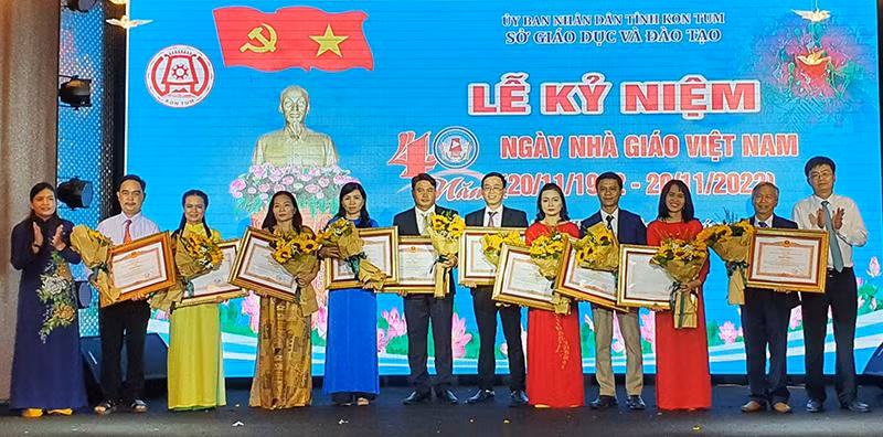 Ban tổ chức tặng Bằng khen của Thủ tướng Chính phủ cho cán bộ, giáo viên trên địa bàn tỉnh Kon Tum. Ban tổ chức tặng Bằng khen của Thủ tướng Chính phủ cho cán bộ, giáo viên trên địa bàn tỉnh Kon Tum.