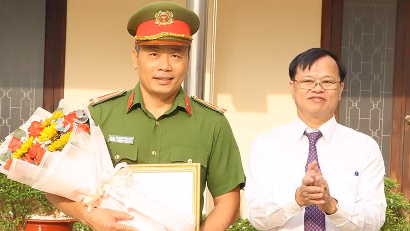 Chủ tịch Ủy ban nhân dân tỉnh Đồng Nai Cao Tiến Dũng trao thưởng đột xuất cho đại diện Tổ công tác 161.