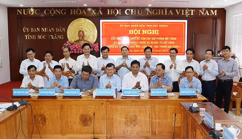 Các đơn vị ký kết bàn giao hồ sơ thiết kế cắm cọc giải phóng mặt bằng Dự án thành phần 4. Các đơn vị ký kết bàn giao hồ sơ thiết kế cắm cọc giải phóng mặt bằng Dự án thành phần 4.