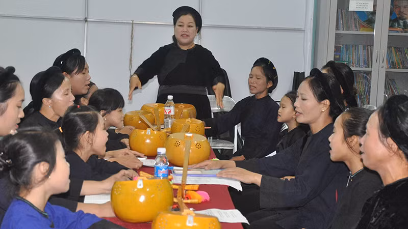 Nghệ nhân nhân dân Hà Thị Ven hướng dẫn hát then, đàn tính cho người dân ở xã Thụy Hùng, huyện Cao Lộc (tỉnh Lạng Sơn).