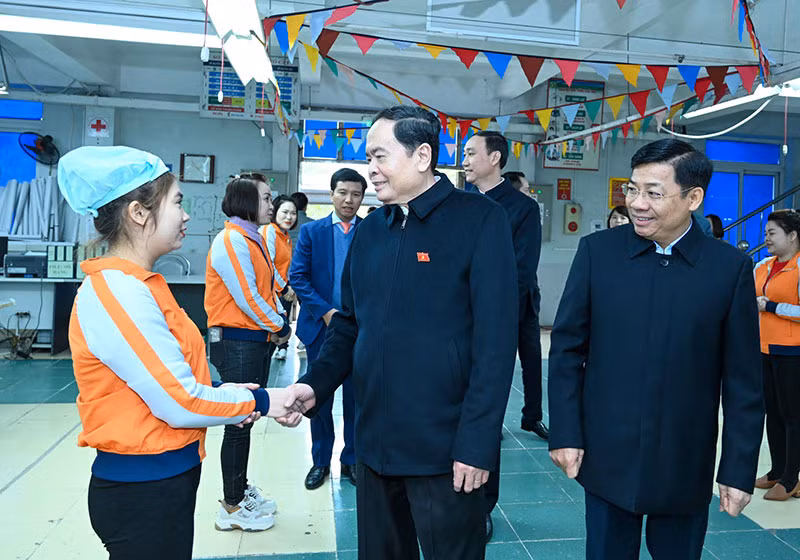 Phó Chủ tịch Thường trực Quốc hội Trần Thanh Mẫn thăm hỏi công nhân tại Công ty May Bắc Giang. (Ảnh: Duy Linh) Phó Chủ tịch Thường trực Quốc hội Trần Thanh Mẫn thăm hỏi công nhân tại Công ty May Bắc Giang. (Ảnh: Duy Linh)