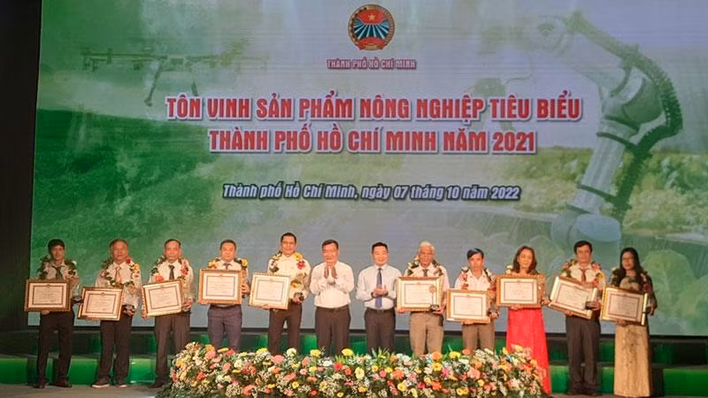 Các đơn vị, cá nhân có “Sản phẩm Nông nghiệp tiêu biểu Thành phố Hồ Chí Minh” năm 2021 được tôn vinh.