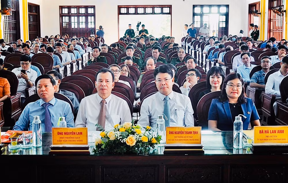 : Ông Nguyễn Thanh Tịnh, ông Nguyễn Lam, ông Trần Thanh Lâm, bà Hà Lan Anh và các đại biểu tham dự lễ mít tinh. : Ông Nguyễn Thanh Tịnh, ông Nguyễn Lam, ông Trần Thanh Lâm, bà Hà Lan Anh và các đại biểu tham dự lễ mít tinh.