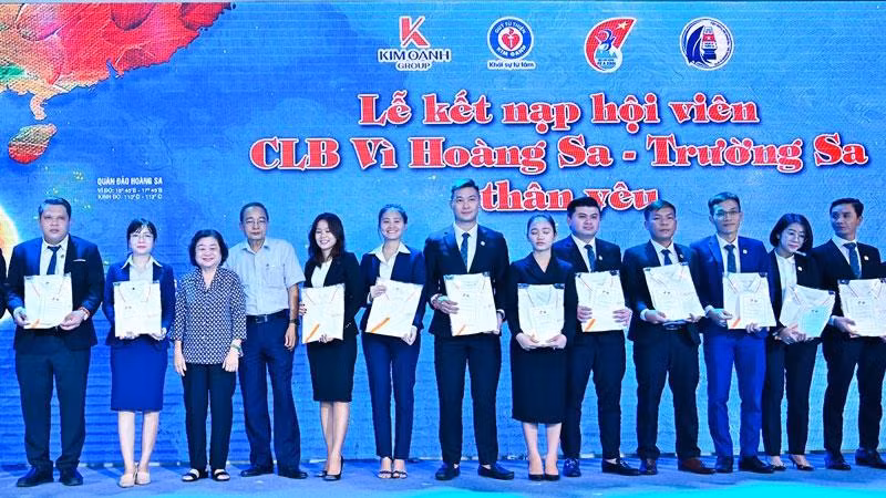Đồng chí Trương Mỹ Hoa (thứ ba từ trái qua) trao giấy kết nạp hội viên Câu lạc bộ Vì Hoàng Sa-Trường Sa thân yêu cho các cá nhân.