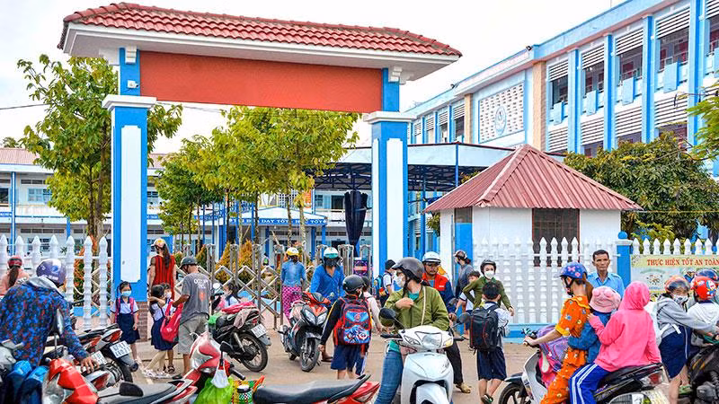 Trường tiểu học Tân Lợi xã hội hóa hơn 282 triệu đồng vừa hoàn trả lại toàn bộ tiền cho cha mẹ học sinh.