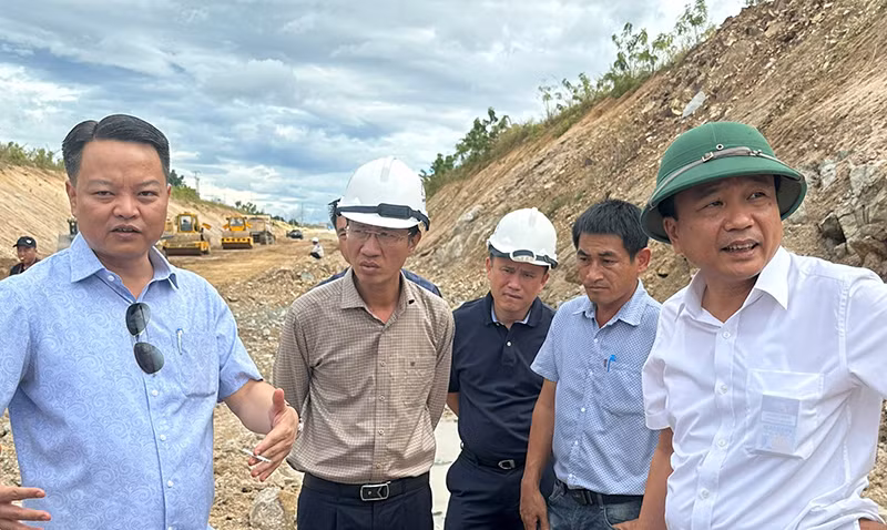 Thứ trưởng Giao thông vận tải Nguyễn Danh Huy (đội mũ cối) thị sát tại công trường dự án cao tốc Phan Thiết-Vĩnh Hảo. Thứ trưởng Giao thông vận tải Nguyễn Danh Huy (đội mũ cối) thị sát tại công trường dự án cao tốc Phan Thiết-Vĩnh Hảo.