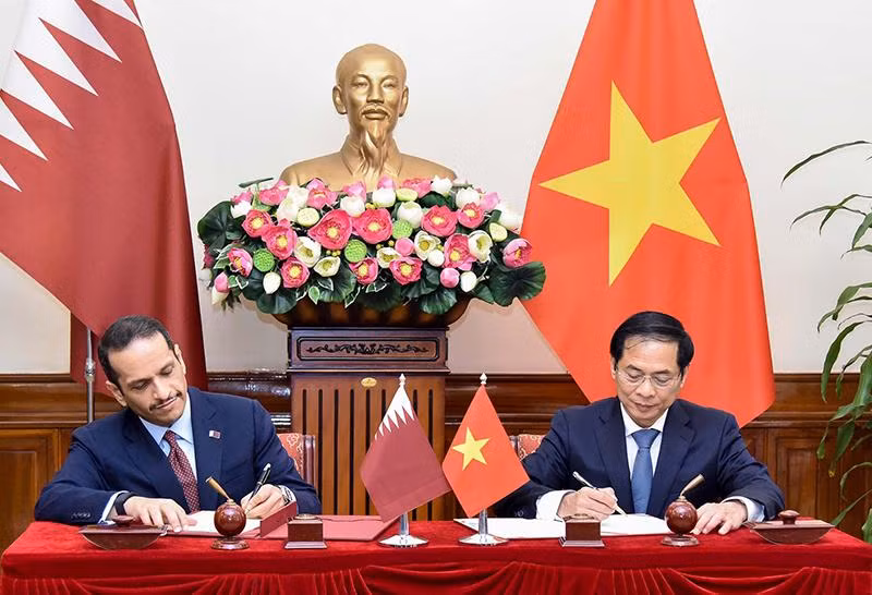 Bộ trưởng Ngoại giao Bùi Thanh Sơn và Phó Thủ tướng, Bộ trưởng Ngoại giao Qatar Sheikh Mohammed bin Abdulrahman Al-Thani ký Hiệp định miễn thị thực cho người mang hộ chiếu ngoại giao, công vụ và đặc biệt. (Ảnh: TTXVN) Bộ trưởng Ngoại giao Bùi Thanh Sơn và Phó Thủ tướng, Bộ trưởng Ngoại giao Qatar Sheikh Mohammed bin Abdulrahman Al-Thani ký Hiệp định miễn thị thực cho người mang hộ chiếu ngoại giao, công vụ và đặc biệt. (Ảnh: TTXVN)