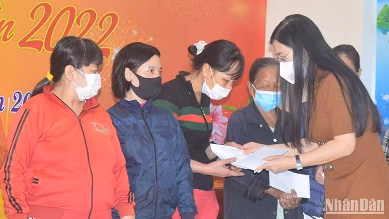 Bí thư Tỉnh ủy Quảng Ngãi Bùi Thị Quỳnh Vân tặng quà Tết cho người nghèo.