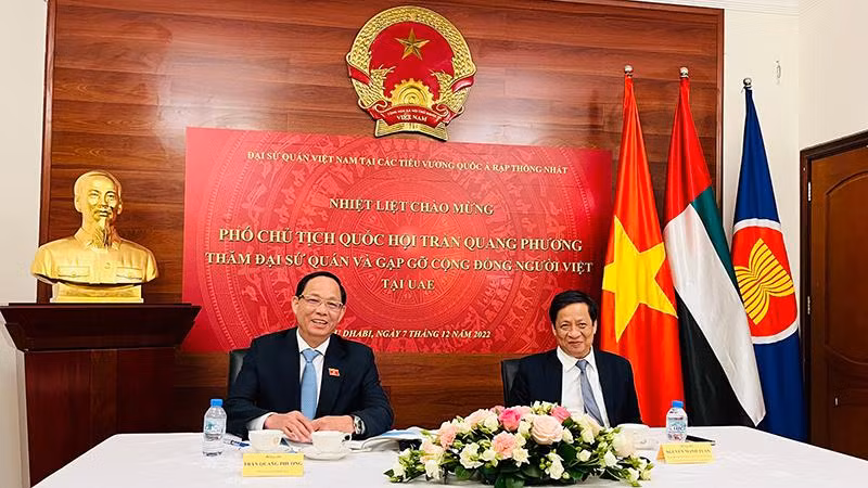 Thượng tướng, Phó Chủ tịch Quốc hội Trần Quang Phương và Đại sứ Nguyễn Mạnh Tuấn tại buổi làm việc với Đại sứ quán và cộng đồng người Việt Nam tại UAE. Thượng tướng, Phó Chủ tịch Quốc hội Trần Quang Phương và Đại sứ Nguyễn Mạnh Tuấn tại buổi làm việc với Đại sứ quán và cộng đồng người Việt Nam tại UAE.