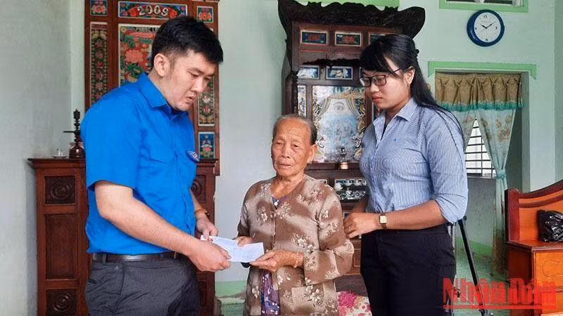 Tỉnh đoàn đến thăm hỏi, động viên gia đình bé Nguyễn Duy Khánh. (Ảnh: BÁ DŨNG) 