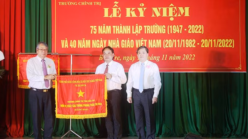 Lãnh đạo tỉnh Bến Tre trao cờ thi đua của Thủ tướng Chính phủ cho Trường Chính trị tỉnh Bến Tre.