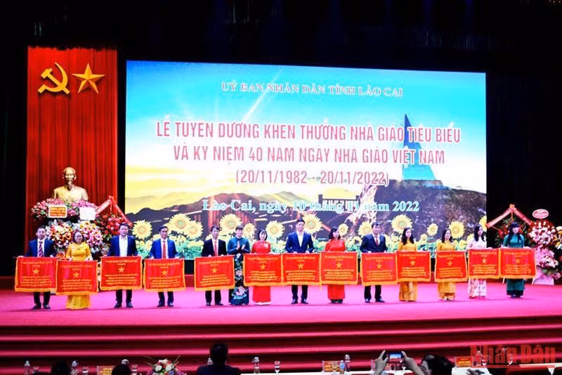 Trao Cờ thi đua của Ủy ban nhân dân tỉnh Lào Cai cho các tập thể đạt thành tích cao trong dạy và học ở tỉnh Lào Cai.