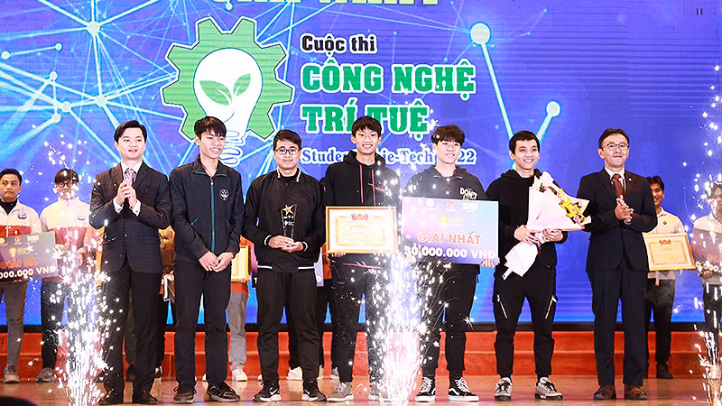 Bí thư Trung ương Đoàn, Chủ tịch Hội Sinh viên Việt Nam Nguyễn Minh Triết (ngoài cùng bên trái) trao giải nhất tặng các thành viên đội BK Helios.