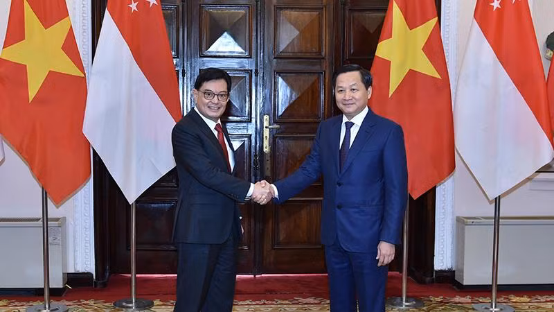 Phó Thủ tướng Lê Minh Khái và Phó Thủ tướng Singapore Vương Thụy Kiệt. (Ảnh: VGP)