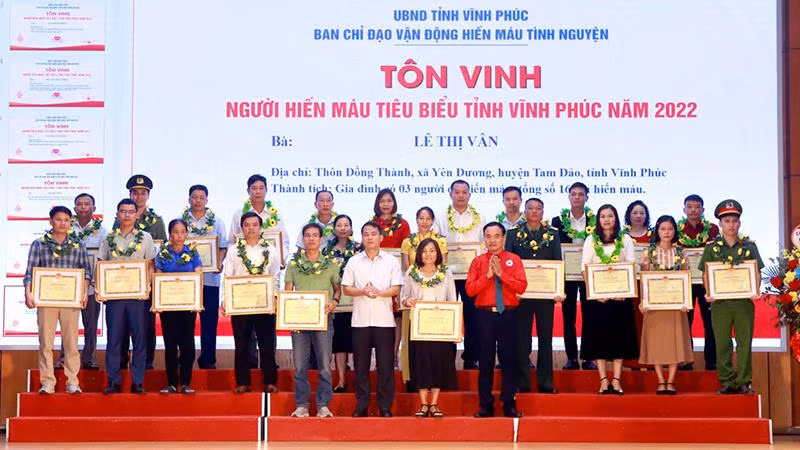 Lãnh đạo Hội Chữ thập đỏ tỉnh trao bằng khen cho các tập thể, cá nhân.