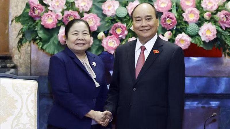 Chủ tịch nước Nguyễn Xuân Phúc tiếp Trưởng Ban Tổ chức Trung ương Đảng Nhân dân Cách mạng Lào Sisay Leudetmounsone. (Ảnh: Thống Nhất/TTXVN)