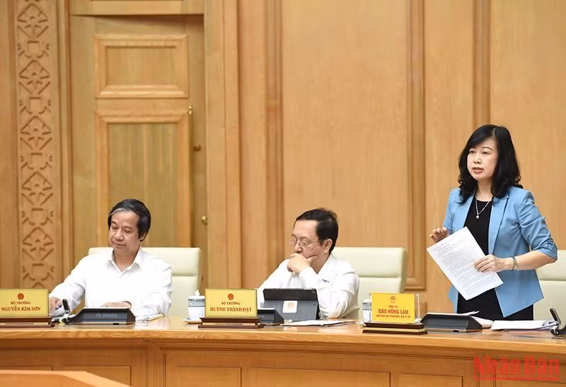 Quyền Bộ trưởng Y tế Đào Hồng Lan báo cáo công tác phòng, chống dịch Covid-19.