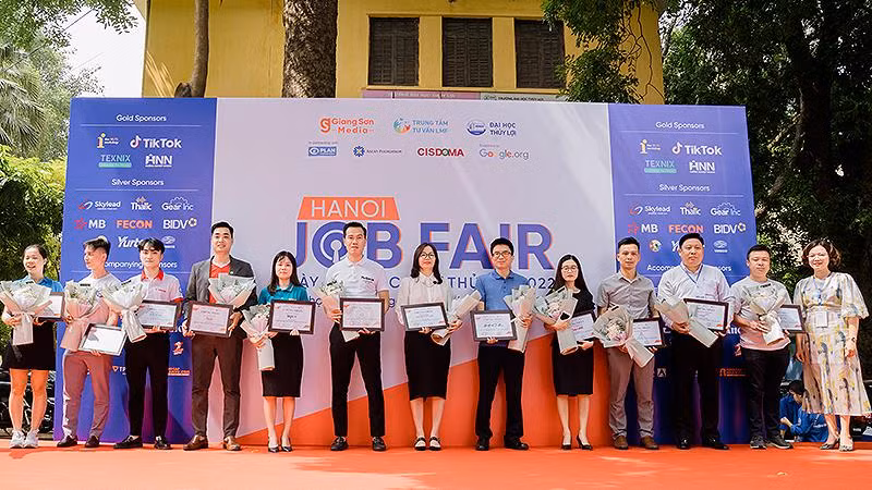 Đại diện Ban tổ chức Ngày hội việc làm Thủ đô năm 2022 trao chứng nhận tặng các doanh nghiệp tham gia Ngày hội.