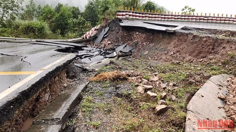 Mưa lớn gây sạt lở núi làm Quốc lộ 15D bị sụt lún chỗ sâu nhất đến 5m, rất nguy hiểm.