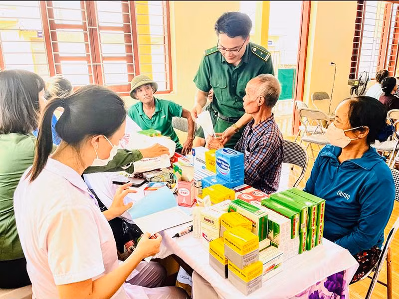 Đoàn viên thanh niên khám và cấp thuốc miễn phí cho người dân. Đoàn viên thanh niên khám và cấp thuốc miễn phí cho người dân.