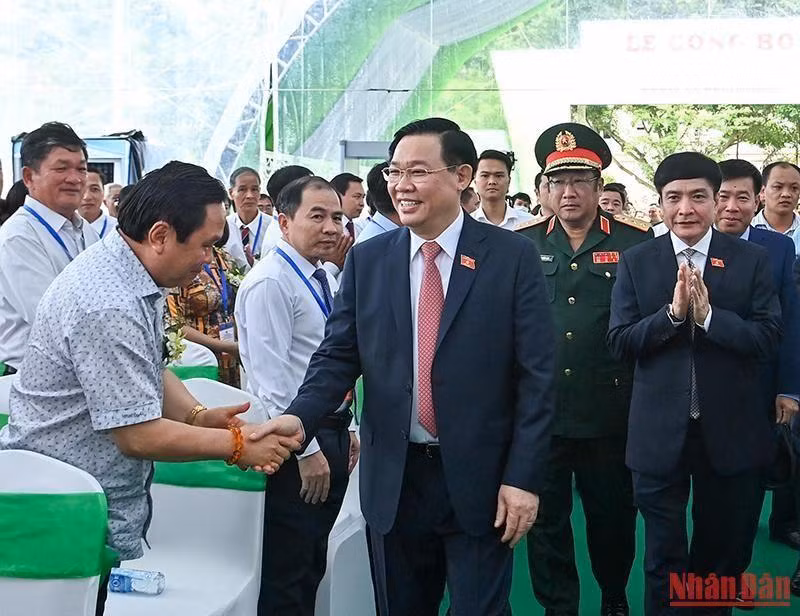 Chủ tịch Quốc hội Vương Đình Huệ với các đại biểu dự Lễ công bố. Chủ tịch Quốc hội Vương Đình Huệ với các đại biểu dự Lễ công bố.