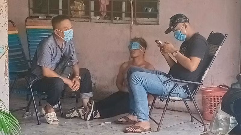 Đến trưa 18/7, đối tượng Nguyễn Huỳnh Quốc Toàn (giữa) vẫn còn biểu hiện “ngáo đá”.