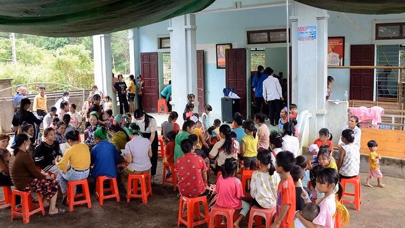 Tham gia đoàn có các bác sĩ, dược sĩ từ Sở Y tế Nghệ An, Bệnh viện Hữu nghị Đa khoa Nghệ An, Trung tâm Kiểm soát bệnh tật tỉnh Nghệ An, Bệnh viện Đa khoa Khu vực Tây Nam và Trung tâm Y tế Con Cuông. Qua thăm khám sức khỏe miễn phí cho hàng trăm người dân tại các địa bàn vùng sâu, vùng xa, vùng biên giới đặc biệt khó khăn này, các bác sĩ đã phát hiện nhiều bệnh lý cấp tính, tư vấn điều trị kịp thời.