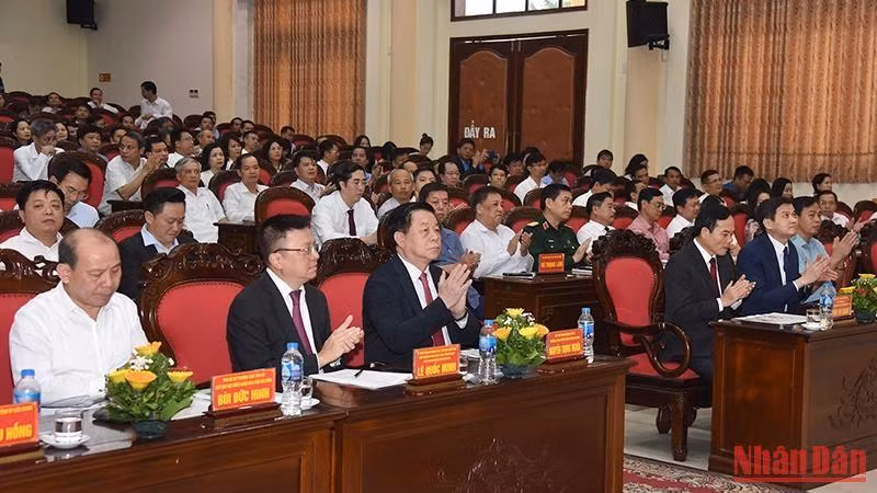 Đồng chí Nguyễn Trọng Nghĩa, Bí thư Trung ương Đảng, Trưởng Ban Tuyên giáo Trung ương và các đại biểu tham dự hội nghị. 