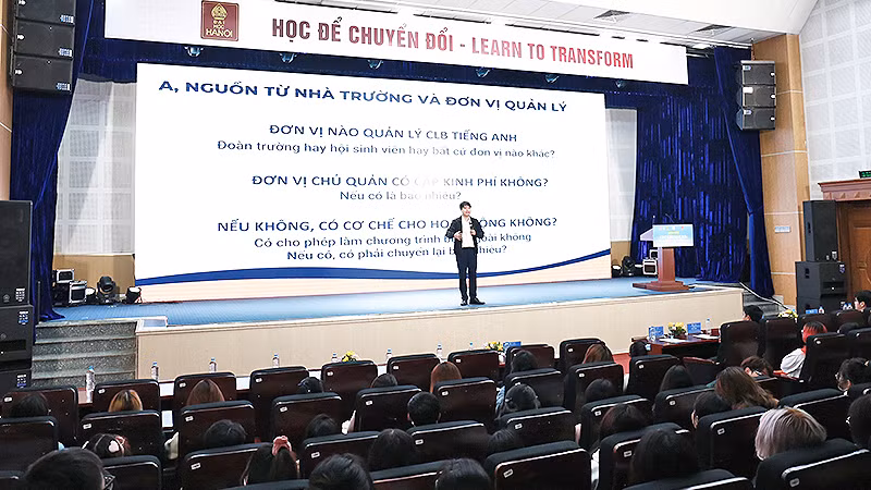 Các đại biểu tìm hiểu những nội dung chính của Diễn đàn.