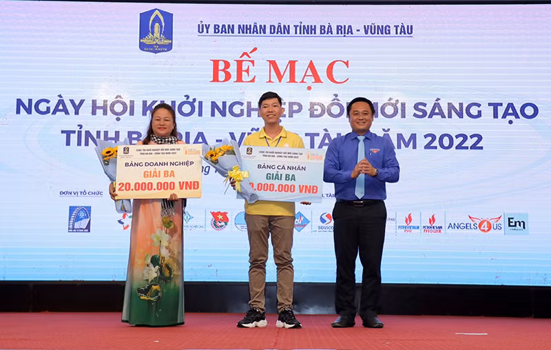 Ban tổ chức trao giải ba cho các tác giả đạt giải tại cuộc thi “Khởi nghiệp đổi mới sáng tạo tỉnh Bà Rịa-Vũng Tàu năm 2022”.
