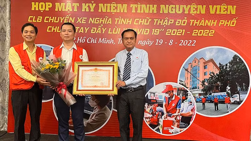 Tình nguyện viên Nguyễn Duy Linh (giữa) nhận Bằng khen của Thủ tướng Chính phủ.