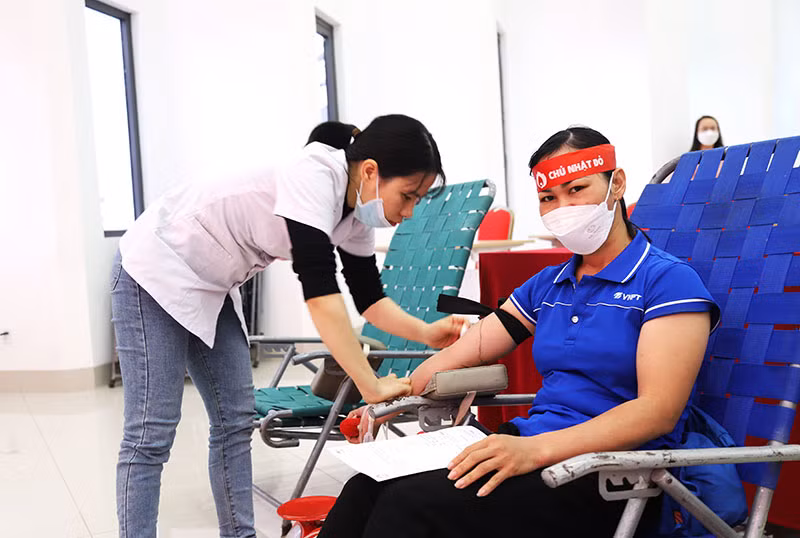 Một tình nguyện viên tham gia hiến máu cứu người tại chương trình. Một tình nguyện viên tham gia hiến máu cứu người tại chương trình.